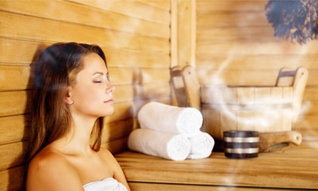 Eine Frau entspannt in einer Sauna